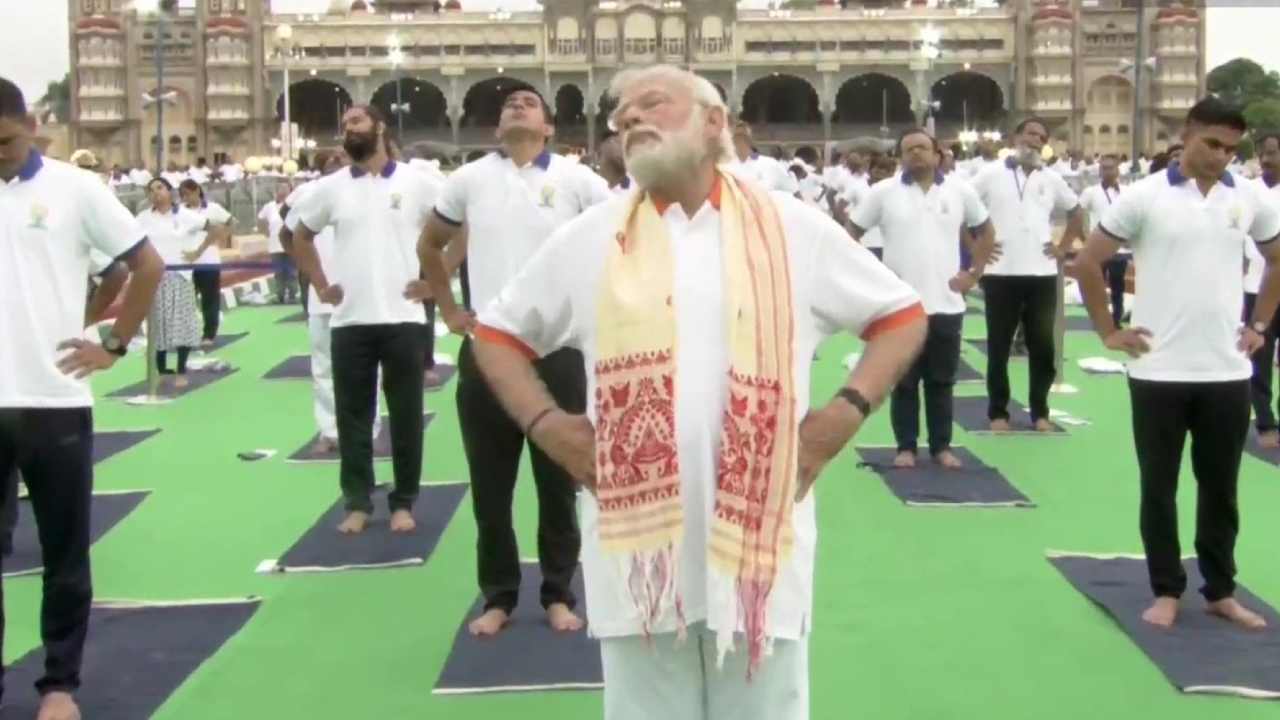 International Yoga Day: యోగా దినోత్సవంలో పాల్గొని ఆసనాలు వేసిన మోదీ International Yoga Day: యోగా దినోత్సవంలో పాల్గొని ఆసనాలు వేసిన మోదీ