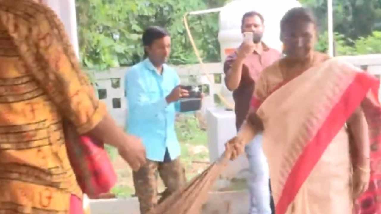 presidential election 2022: శివాలయంలో చీపురుతో ఊడ్చిన ఎన్డీఏ రాష్ట్రపతి అభ్యర్థి ద్రౌపది ముర్ము presidential election 2022: శివాలయంలో చీపురుతో ఊడ్చిన ఎన్డీఏ రాష్ట్రపతి అభ్యర్థి ద్రౌపది ముర్ము