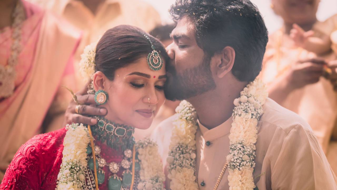 Nayan-Vignesh : ఒక్కటైన నయన్-విగ్నేశ్.. పెళ్లిపీటలమీదే ముద్దుతో తొలిఫొటో Nayan-Vignesh : ఒక్కటైన నయన్-విగ్నేశ్.. పెళ్లిపీటలమీదే ముద్దుతో తొలిఫొటో