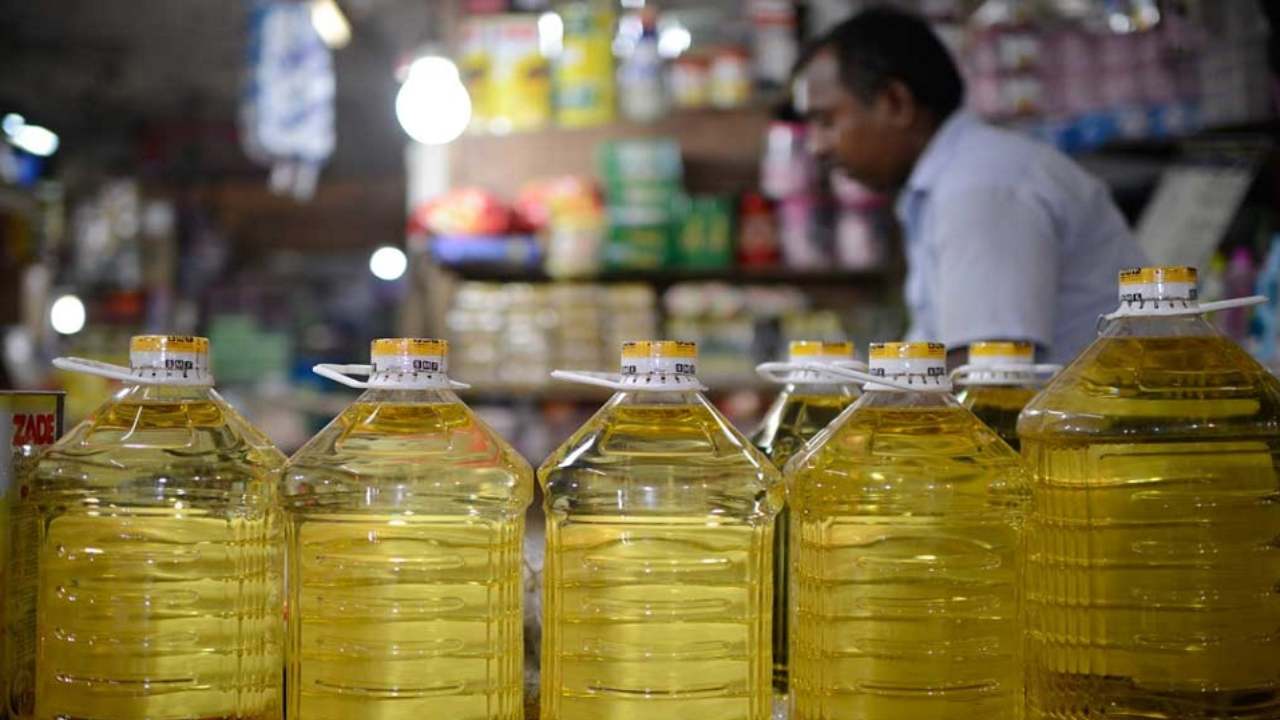 Pakistan: పాక్ ప్రజలకు షాక్.. వంట నూనె ధర లీటరుకు రూ.208 పెంపు Pakistan: పాక్ ప్రజలకు షాక్.. వంట నూనె ధర లీటరుకు రూ.208 పెంపు
