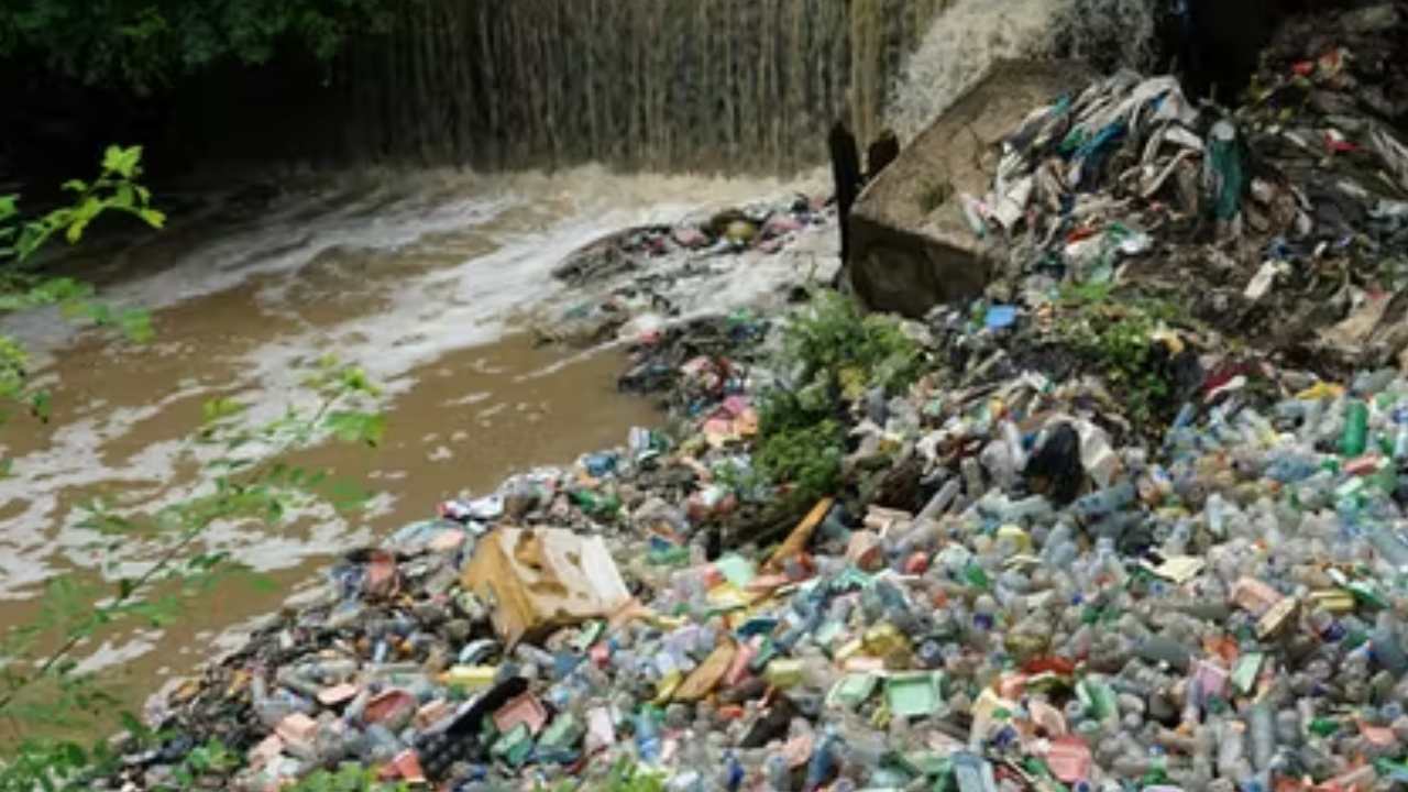 Viral News: కన్నీరు పెట్టుకున్న మున్సిపల్ కమిషనర్.. వారిలో మార్పురావడం లేదంటూ ఆవేదన Viral News: కన్నీరు పెట్టుకున్న మున్సిపల్ కమిషనర్.. వారిలో మార్పురావడం లేదంటూ ఆవేదన