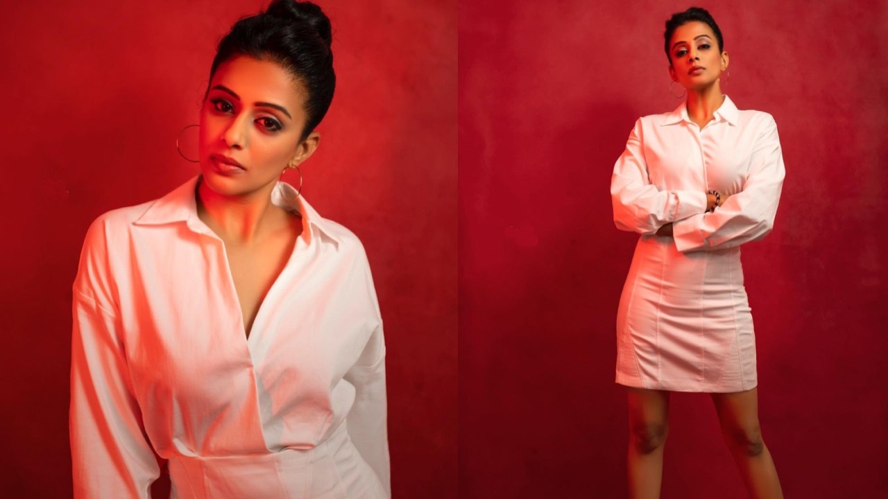 Priyamani : ఫోజులతో ప్రియమణి పలకరింపులు..