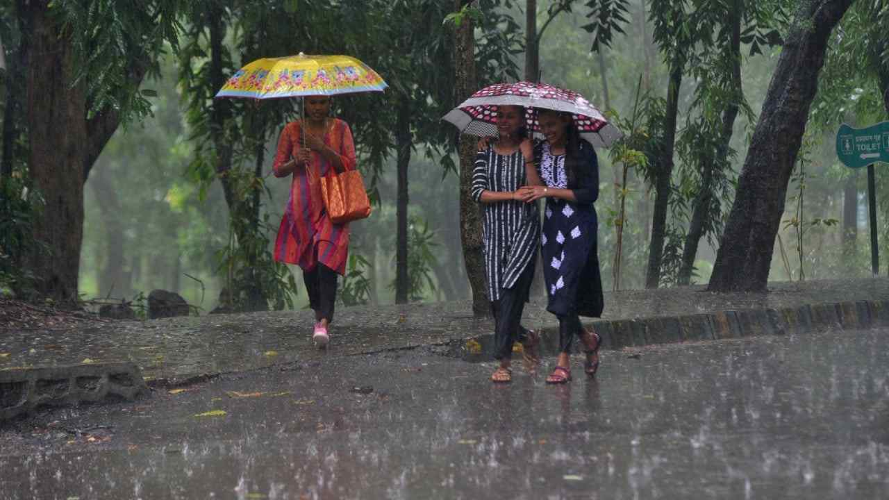 Rains In Telangana: తెలంగాణలో మోస్తరు వర్షాలు Rains In Telangana: తెలంగాణలో మోస్తరు వర్షాలు