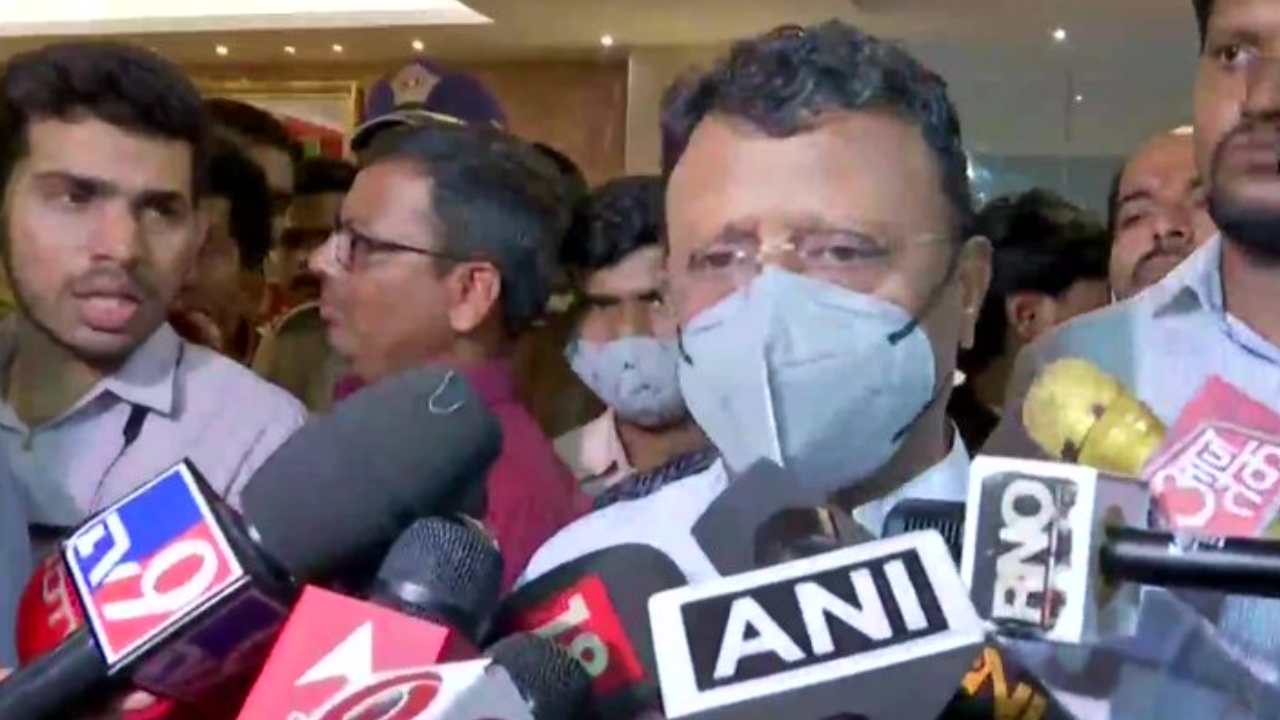 Maharashtra: ఏదైనా పొరపాటు జరిగితే క్షమించాలని సీఎం ఉద్ధవ్ అన్నారు: మంత్రి రాజేంద్ర Maharashtra: ఏదైనా పొరపాటు జరిగితే క్షమించాలని సీఎం ఉద్ధవ్ అన్నారు: మంత్రి రాజేంద్ర