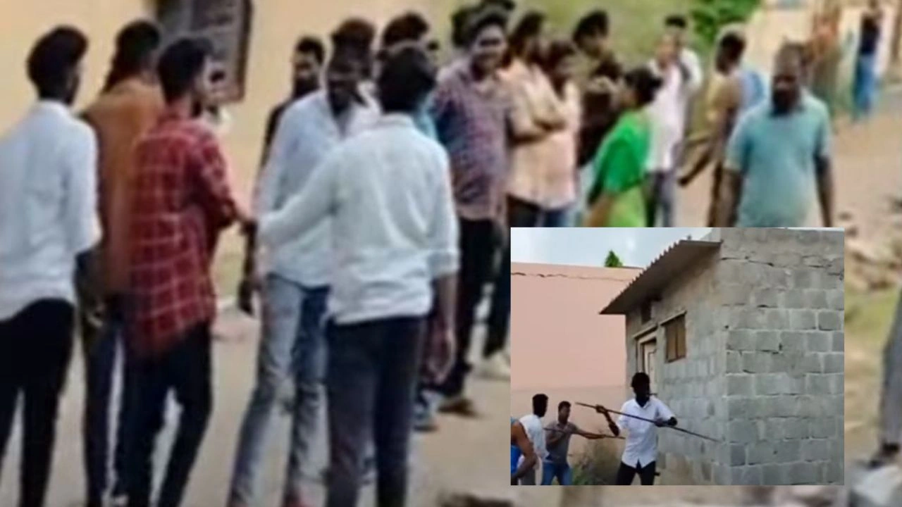 Rowdy Gang : కరీంనగర్ లో ల్యాండ్ సెటిల్ మెంట్స్ గ్యాంగ్ దౌర్జన్యం..మంత్రి మనుషులమంటూ పేదల ఇళ్లు కూల్చివేత Rowdy Gang : కరీంనగర్ లో ల్యాండ్ సెటిల్ మెంట్స్ గ్యాంగ్ దౌర్జన్యం..మంత్రి మనుషులమంటూ పేదల ఇళ్లు కూల్చివేత