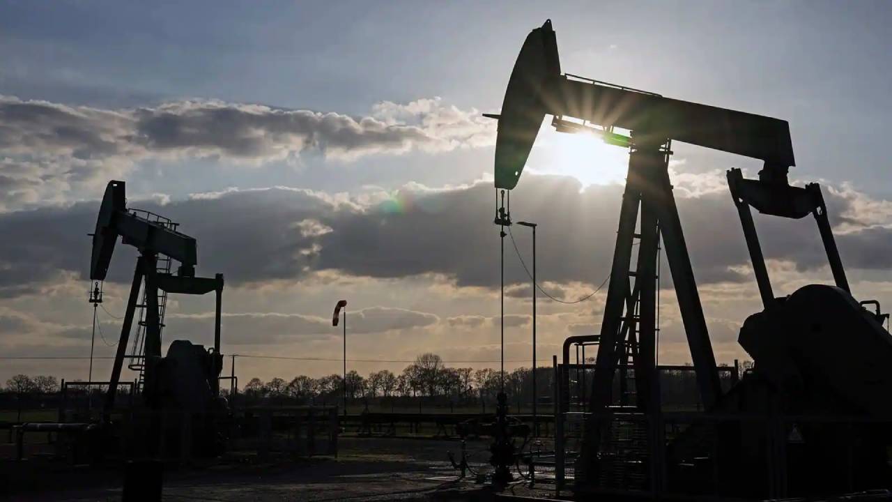Russian Oil: రష్యా చమురు.. తక్కువ ధరకు కొనుగోలు చేసేందుకు భారత్ యత్నం Russian Oil: రష్యా చమురు.. తక్కువ ధరకు కొనుగోలు చేసేందుకు భారత్ యత్నం