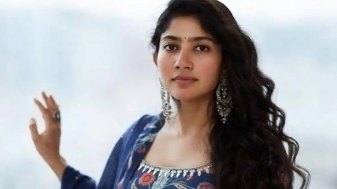 Virata Parvam : సాయిపల్లవి వివాదాస్పద వ్యాఖ్యలు.. ట్రోల్ చేస్తున్న నెటిజన్లు.. విరాటపర్వంపై ఎఫెక్ట్?? Virata Parvam : సాయిపల్లవి వివాదాస్పద వ్యాఖ్యలు.. ట్రోల్ చేస్తున్న నెటిజన్లు.. విరాటపర్వంపై ఎఫెక్ట్??
