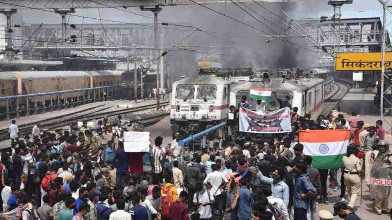 Secunderabad violence: సికింద్రాబాద్ రైల్వే స్టేషన్ విధ్వసం కేసులో సిట్ దర్యాప్తు ముమ్మరం Secunderabad violence: సికింద్రాబాద్ రైల్వే స్టేషన్ విధ్వసం కేసులో సిట్ దర్యాప్తు ముమ్మరం