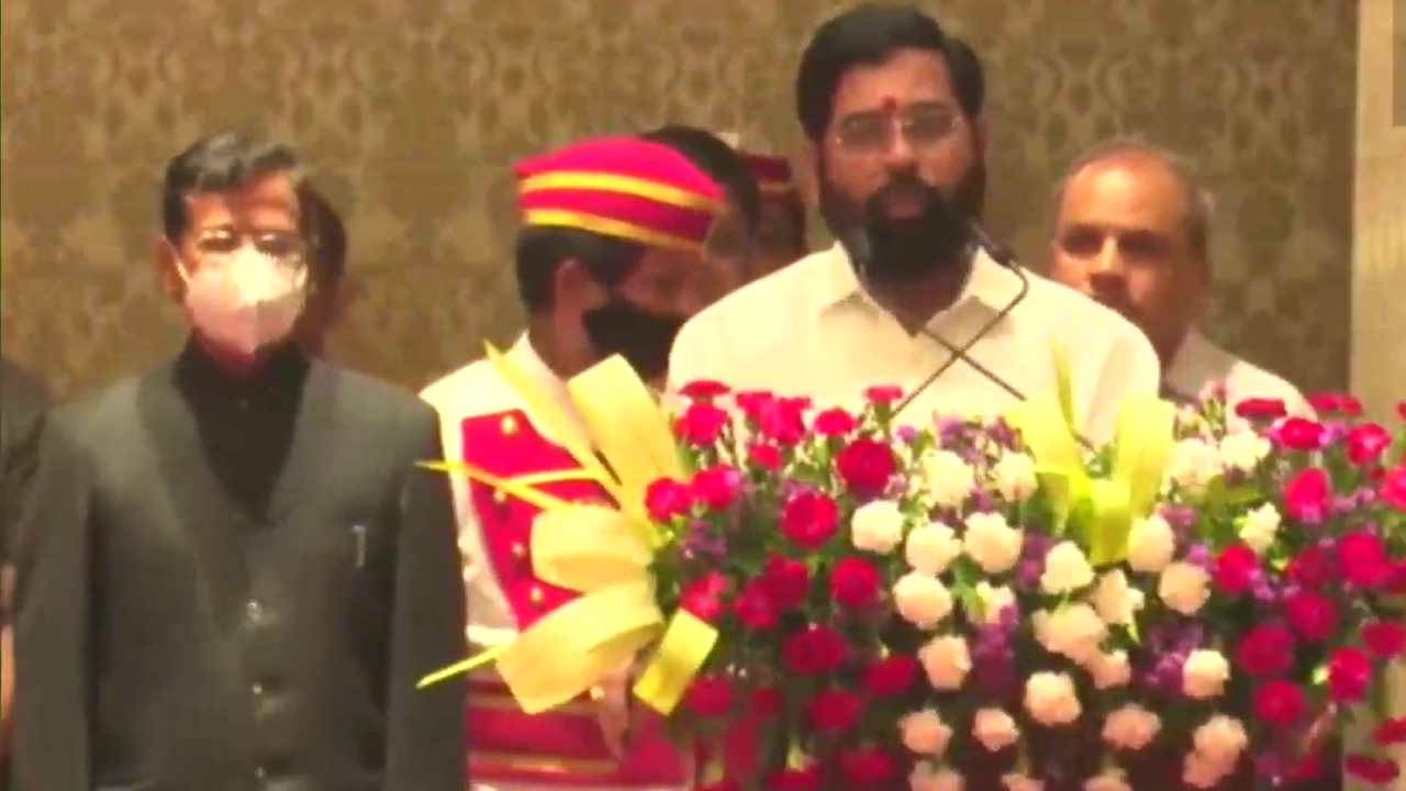Maharashtra: మహారాష్ట్ర సీఎంగా ఏక్నాథ్ షిండే ప్రమాణం.. డిప్యూటీ సీఎంగా ఫడ్నవీస్ Maharashtra: మహారాష్ట్ర సీఎంగా ఏక్నాథ్ షిండే ప్రమాణం.. డిప్యూటీ సీఎంగా ఫడ్నవీస్