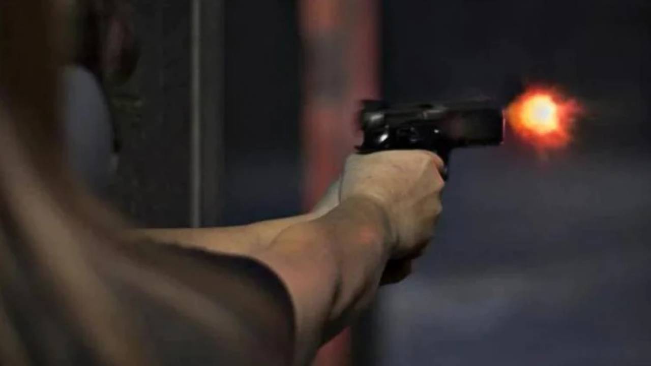 US Shooting: అమెరికాలో మళ్లీ కాల్పుల కలకలం.. దుండగుడి కాల్పుల్లో… US Shooting: అమెరికాలో మళ్లీ కాల్పుల కలకలం.. దుండగుడి కాల్పుల్లో…