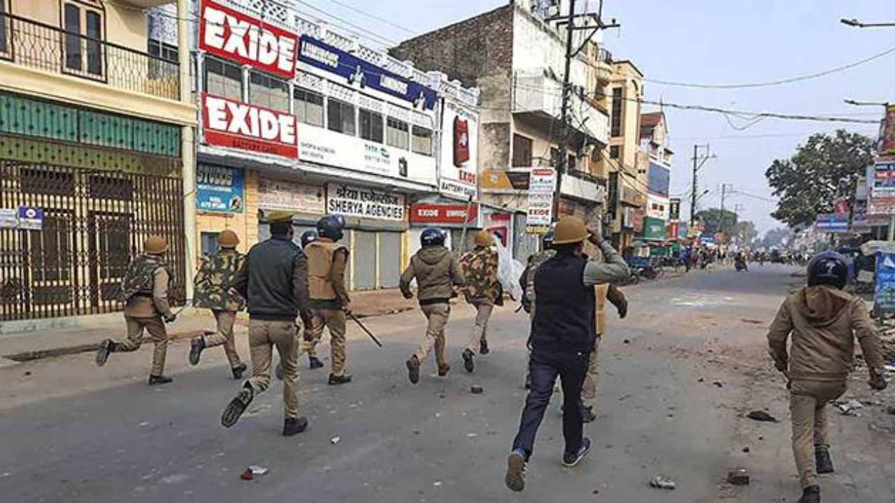 Kanpur violence: అక్రమ నిర్మాణాలు కూల్చేందుకు మళ్లీ బయలుదేరనున్న బుల్డోజర్లు! Kanpur violence: అక్రమ నిర్మాణాలు కూల్చేందుకు మళ్లీ బయలుదేరనున్న బుల్డోజర్లు!