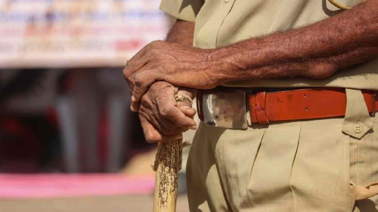 Police Torture : అరాచకం-యువకుడి మలద్వారంలో లాఠీ దూర్చి,కరెంట్ షాకిచ్చిన పోలీసులు Police Torture : అరాచకం-యువకుడి మలద్వారంలో లాఠీ దూర్చి,కరెంట్ షాకిచ్చిన పోలీసులు