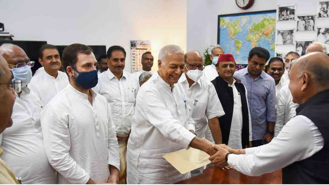 presidential election: నామినేషన్ వేసిన యశ్వంత్ సిన్హా.. పోటీ రెండు భావజాలాలకన్న రాహుల్ presidential election: నామినేషన్ వేసిన యశ్వంత్ సిన్హా.. పోటీ రెండు భావజాలాలకన్న రాహుల్