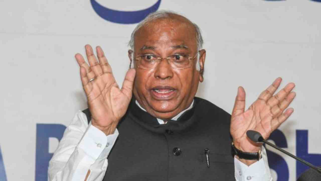 parliament monsoon session: 32 బిల్లులు ప్రవేశపెడతారట.. 14 మాత్రమే సిద్ధంగా ఉన్నాయట: ఖర్గే parliament monsoon session: 32 బిల్లులు ప్రవేశపెడతారట.. 14 మాత్రమే సిద్ధంగా ఉన్నాయట: ఖర్గే
