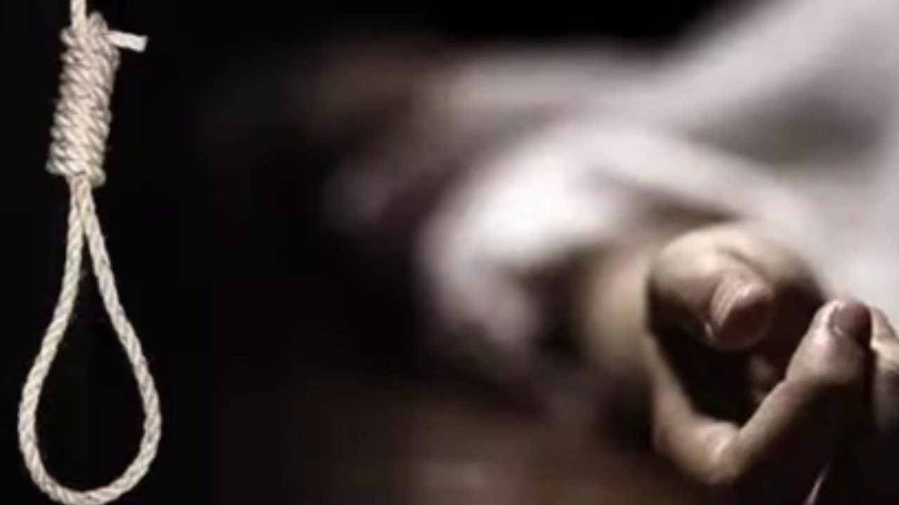 Girl Dead Bodies on Tree: భారత్-నేపాల్ సరిహద్దుల్లో..చెట్టుకు వేలాడుతూ బాలిక మృతదేహాలు..!! Girl Dead Bodies on Tree: భారత్-నేపాల్ సరిహద్దుల్లో..చెట్టుకు వేలాడుతూ బాలిక మృతదేహాలు..!!