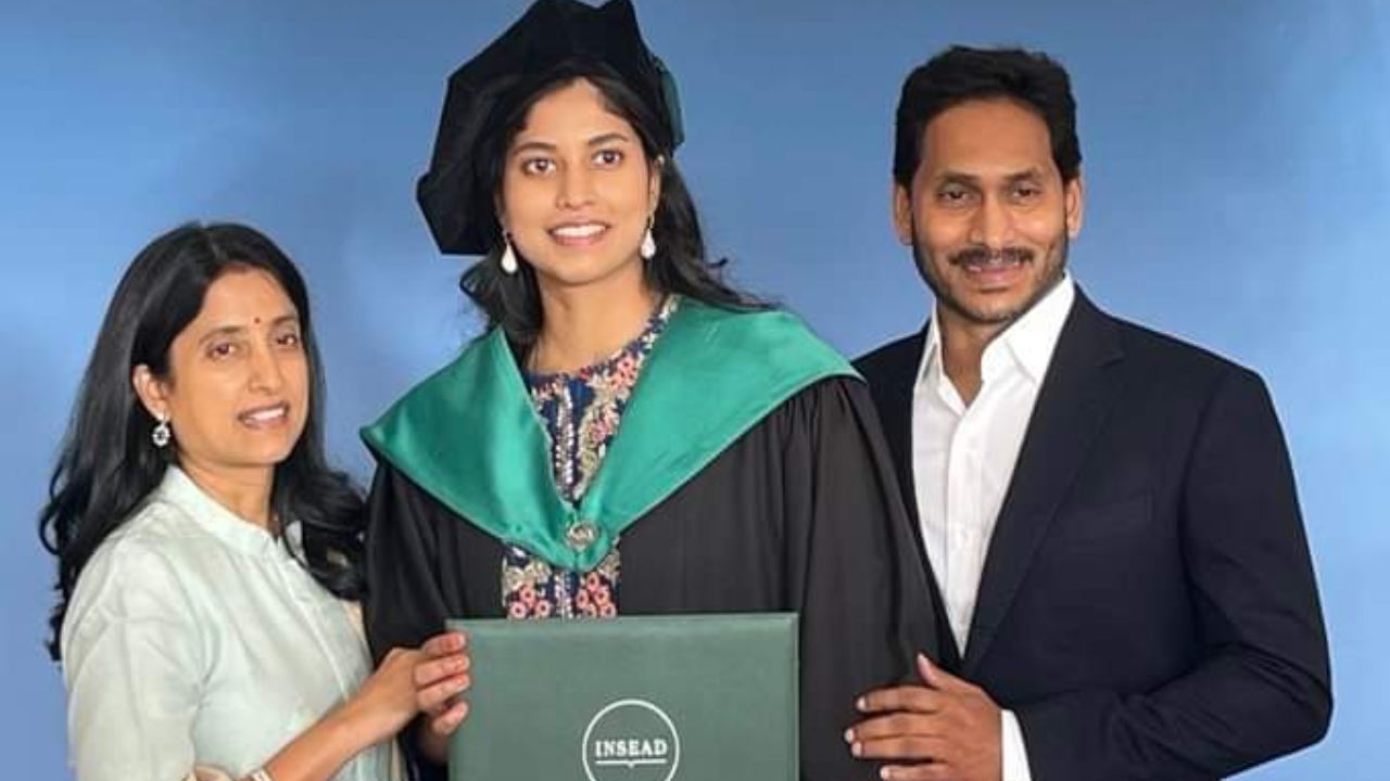 YS Jagan : డియర్ హర్షా… గర్వంగా ఉంది.. కుమార్తె మాస్టర్స్ డిగ్రీపై జగన్ ట్వీట్! YS Jagan : డియర్ హర్షా… గర్వంగా ఉంది.. కుమార్తె మాస్టర్స్ డిగ్రీపై జగన్ ట్వీట్!