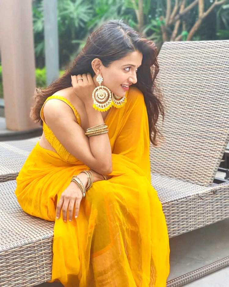 Anaika Soti Sizzles In Yellow Saree
