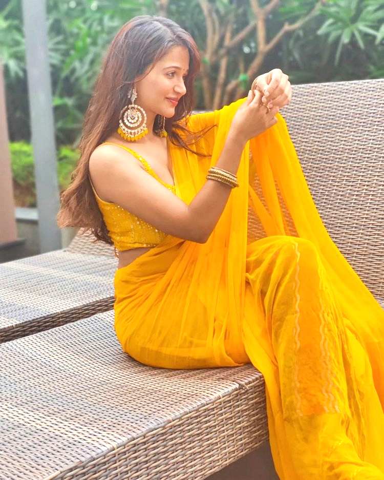 Anaika Soti Sizzles In Yellow Saree