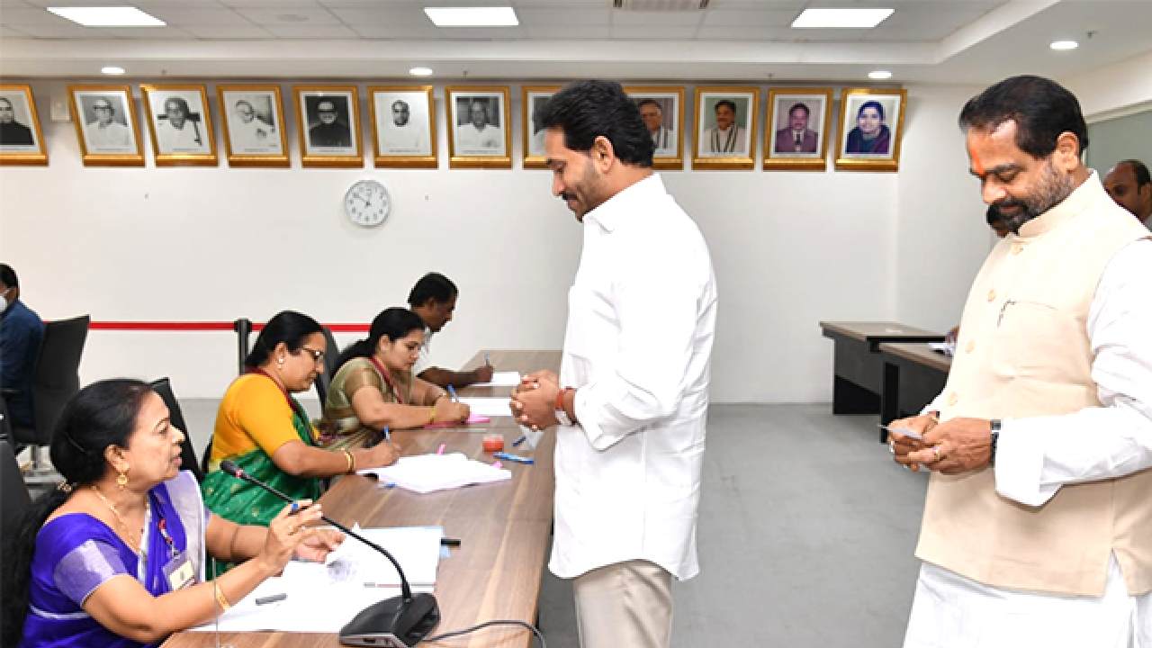 Andhra Pradesh: ఏపీలో ముగిసిన రాష్ట్రపతి ఎన్నికలు.. రేపు ఢిల్లీకి బ్యాలెట్ బాక్స్ తరలింపు Andhra Pradesh: ఏపీలో ముగిసిన రాష్ట్రపతి ఎన్నికలు.. రేపు ఢిల్లీకి బ్యాలెట్ బాక్స్ తరలింపు