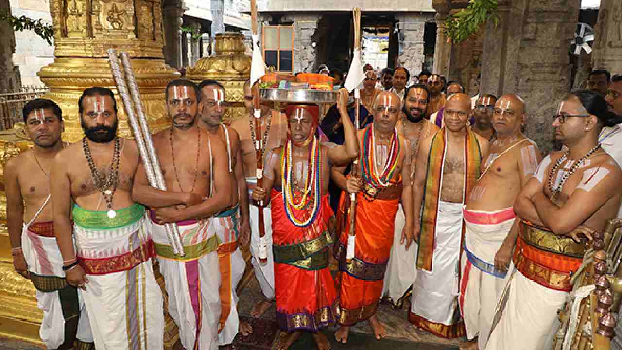 Tirumala : శ్రీవారి ఆలయంలో శాస్త్రోక్తంగా ఆణివార ఆస్థానం Tirumala : శ్రీవారి ఆలయంలో శాస్త్రోక్తంగా ఆణివార ఆస్థానం