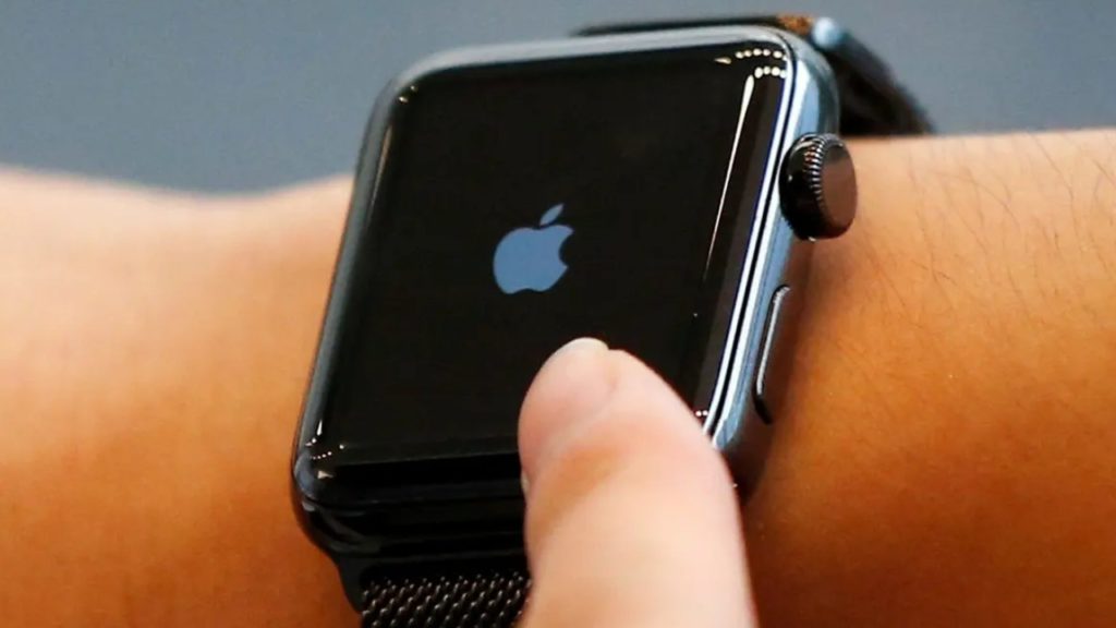 Apple Watch Detects Deadly Tumor, Warns User About Irregular Heartbeat