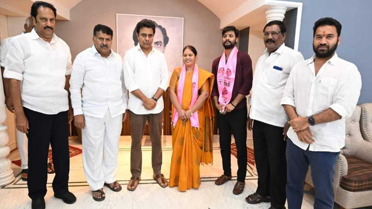 BJP vs TRS : బీజేపీ కి షాక్…కారు ఎక్కిన కమలం కార్పోరేటర్లు BJP vs TRS : బీజేపీ కి షాక్…కారు ఎక్కిన కమలం కార్పోరేటర్లు