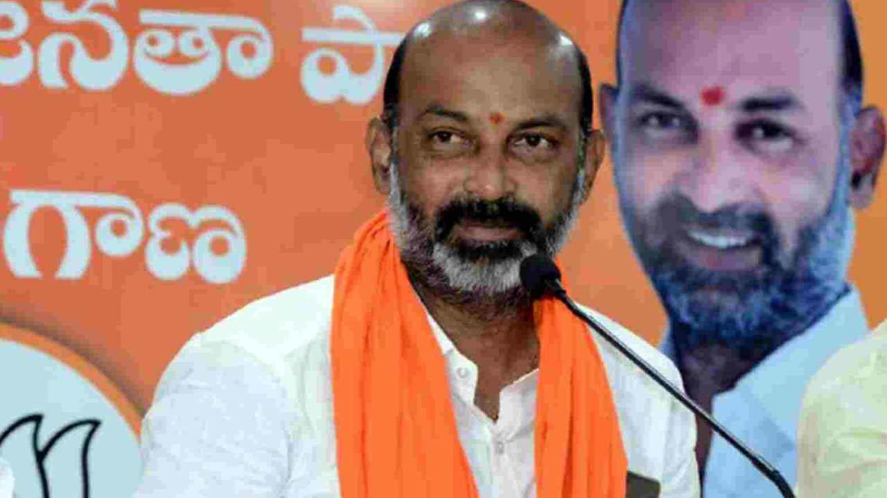 Telangana BJP: నేడు కరీంనగర్లో బండి సంజయ్ మౌనదీక్ష.. ఎందుకంటే.. Telangana BJP: నేడు కరీంనగర్లో బండి సంజయ్ మౌనదీక్ష.. ఎందుకంటే..