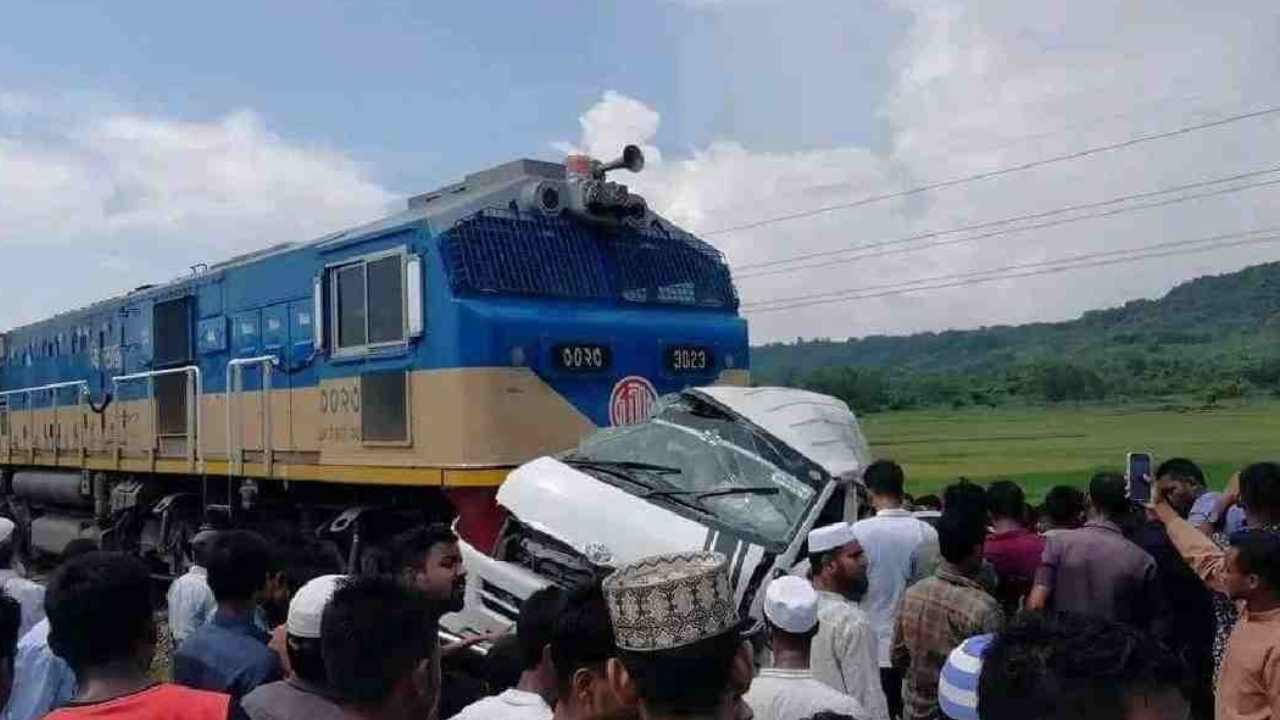 Bangladesh: మినీ బస్సును ఢీకొన్న రైలు.. 11 మంది మృతి Bangladesh: మినీ బస్సును ఢీకొన్న రైలు.. 11 మంది మృతి