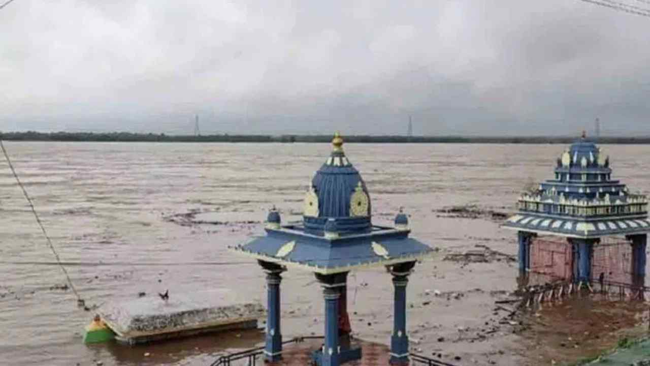Godavari Floods: భయం గుప్పిట్లో భద్రాద్రి.. 50ఏళ్ల రికార్డు బ్రేక్ అవుతుందా..! Godavari Floods: భయం గుప్పిట్లో భద్రాద్రి.. 50ఏళ్ల రికార్డు బ్రేక్ అవుతుందా..!