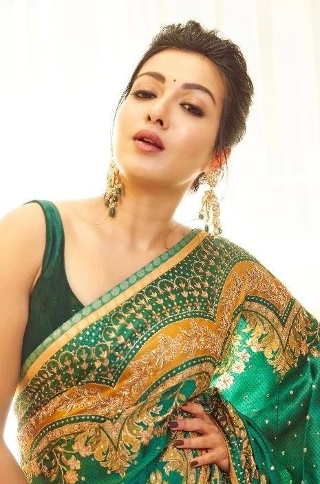 Catherine Tresa Mesmerizes With Latest Stills003