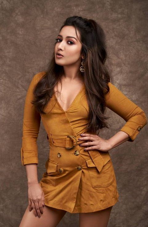 Catherine Tresa Mesmerizes With Latest Stills008