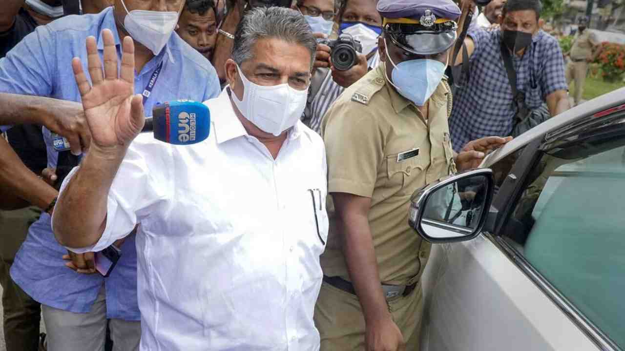 Kerala Ministe: రాజ్యాంగంపై వివాదాస్పద వ్యాఖ్యల ఎఫెక్ట్.. మంత్రి పదవికి సాజీ రాజీనామా Kerala Ministe: రాజ్యాంగంపై వివాదాస్పద వ్యాఖ్యల ఎఫెక్ట్.. మంత్రి పదవికి సాజీ రాజీనామా