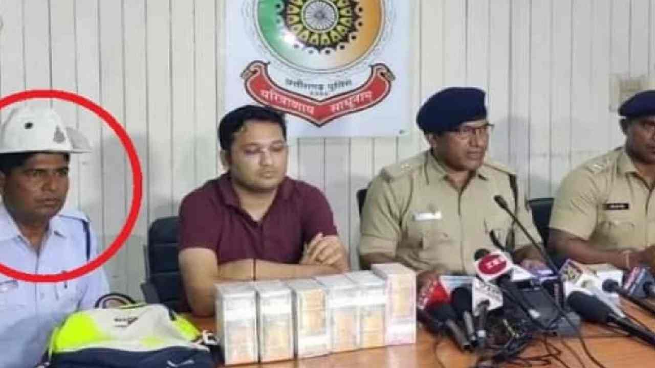 Chhattisgarh : రోడ్డుపై దొరికిన రూ.45 లక్షలు…డిపార్ట్మెంట్కు అప్పచెప్పిన పోలీసు కానిస్టేబుల్ Chhattisgarh : రోడ్డుపై దొరికిన రూ.45 లక్షలు…డిపార్ట్మెంట్కు అప్పచెప్పిన పోలీసు కానిస్టేబుల్