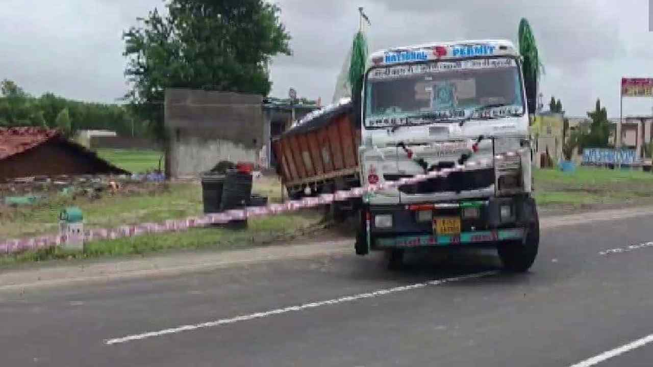 Constable Killed: ట్రక్కును ఆపేందుకు ప్రయత్నించిన కానిస్టేబుల్.. ఢీకొట్టి చంపిన డ్రైవర్ Constable Killed: ట్రక్కును ఆపేందుకు ప్రయత్నించిన కానిస్టేబుల్.. ఢీకొట్టి చంపిన డ్రైవర్