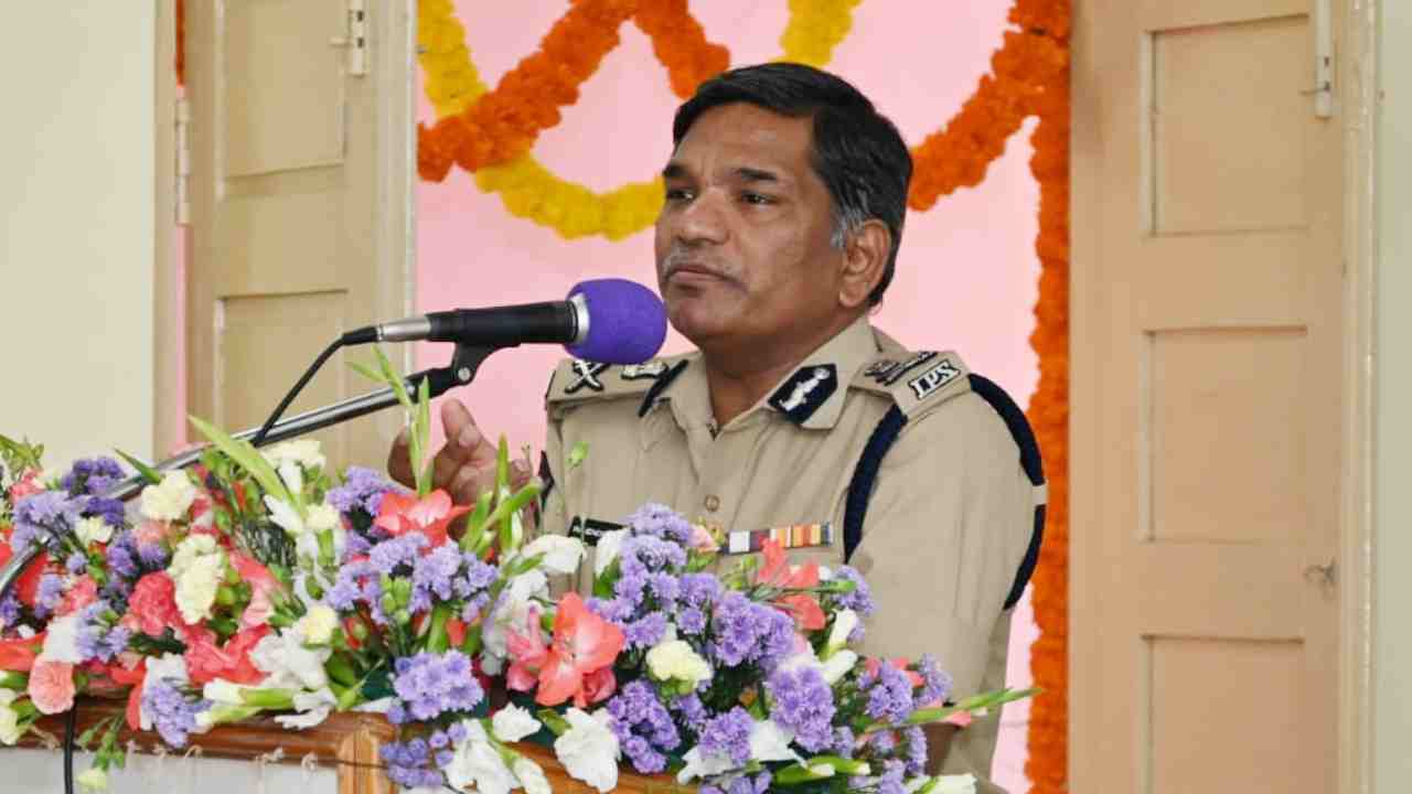 DGP Rajendranath Reddy : ఆధార్ డేటా, ఫింగర్ ప్రింట్స్ ఎవరికి ఇవ్వొద్దు: డీజీపీ రాజేంద్రనాధ్ రెడ్డి DGP Rajendranath Reddy : ఆధార్ డేటా, ఫింగర్ ప్రింట్స్ ఎవరికి ఇవ్వొద్దు: డీజీపీ రాజేంద్రనాధ్ రెడ్డి