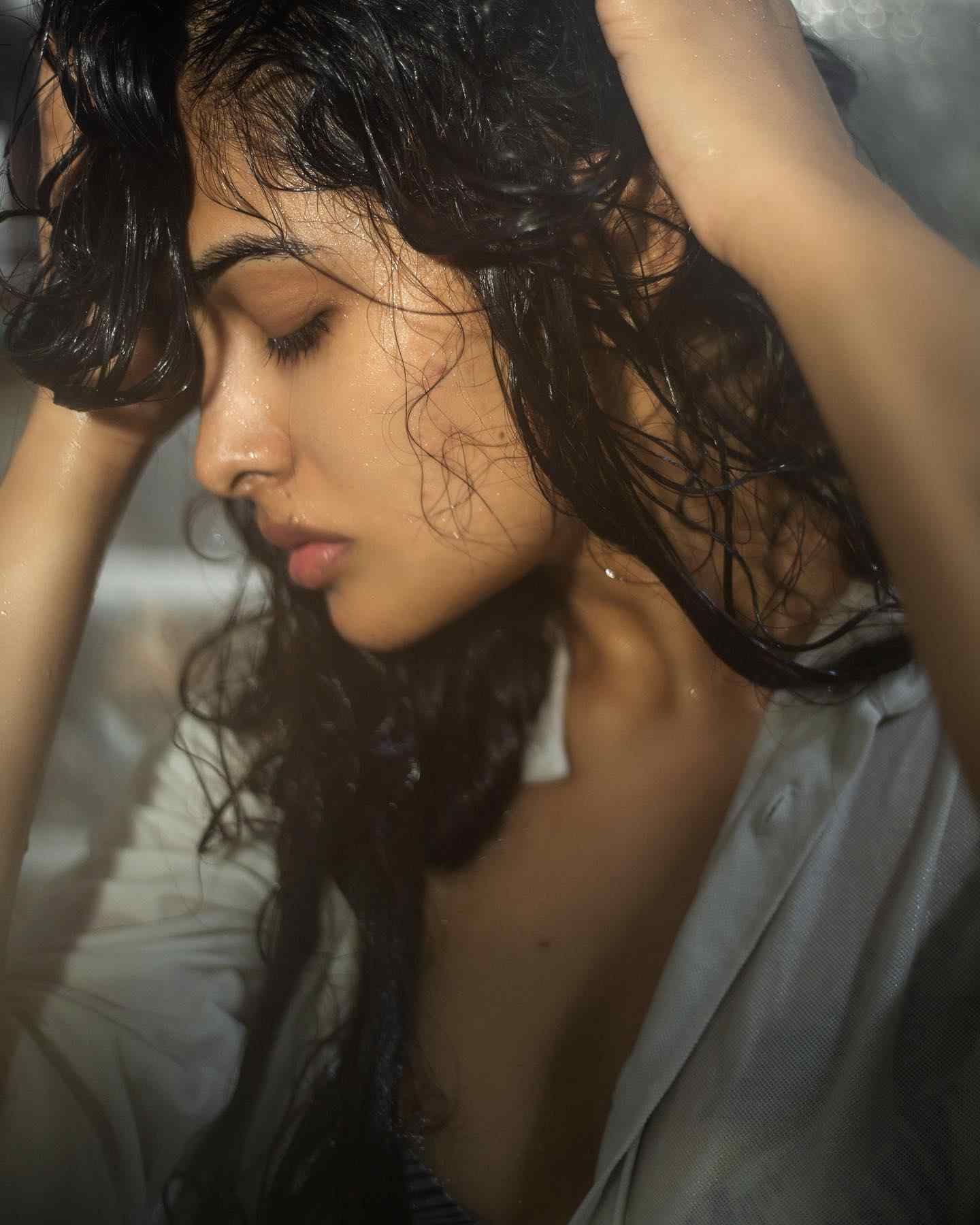 Divi Vadthya hot photos in cool rains 