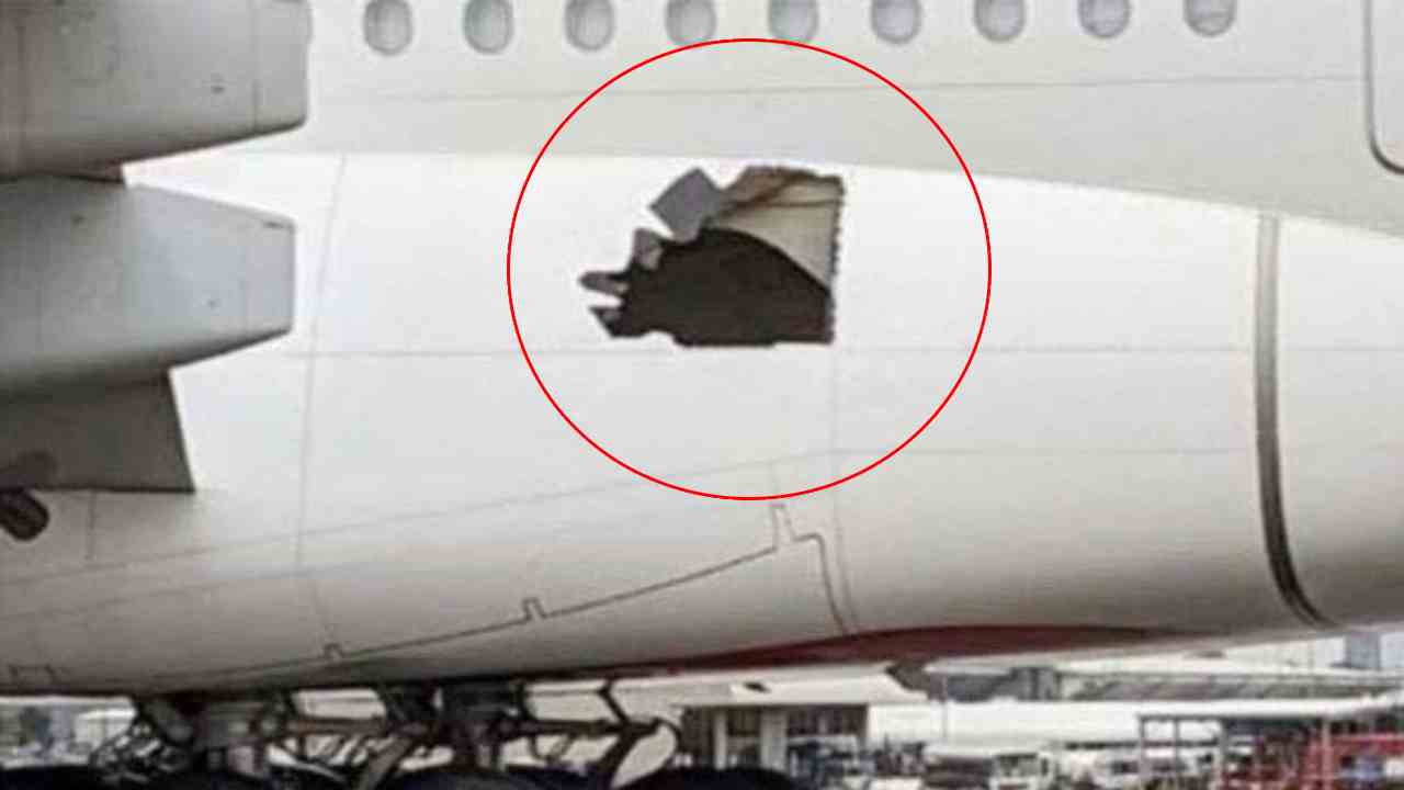 Emirates Airbus : గాల్లో ఉన్న విమానానికి రంధ్రం-14 గంటలు గాల్లోనే ప్రయాణం Emirates Airbus : గాల్లో ఉన్న విమానానికి రంధ్రం-14 గంటలు గాల్లోనే ప్రయాణం