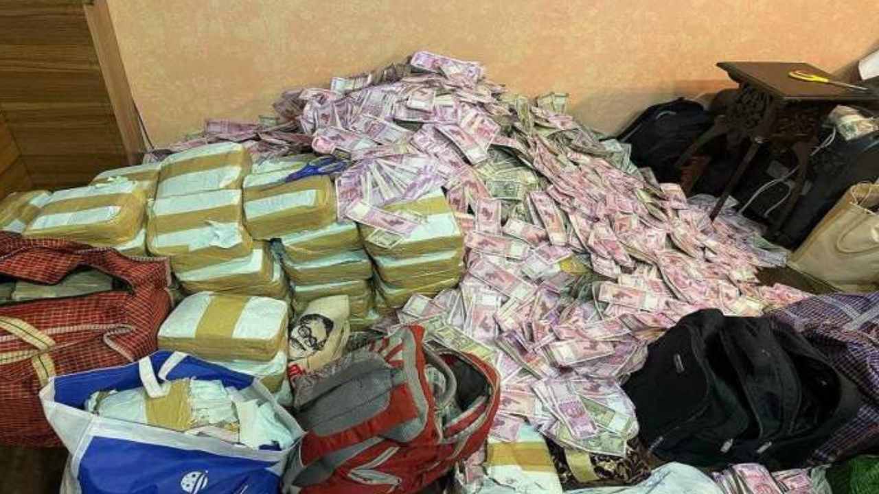 West Bengal SSC scam: వెస్ట్ బెంగాల్లో ఈడీ సోదాలు.. మంత్రి సన్నిహితురాలి ఇంట్లో రూ.20కోట్లు స్వాధీనం West Bengal SSC scam: వెస్ట్ బెంగాల్లో ఈడీ సోదాలు.. మంత్రి సన్నిహితురాలి ఇంట్లో రూ.20కోట్లు స్వాధీనం