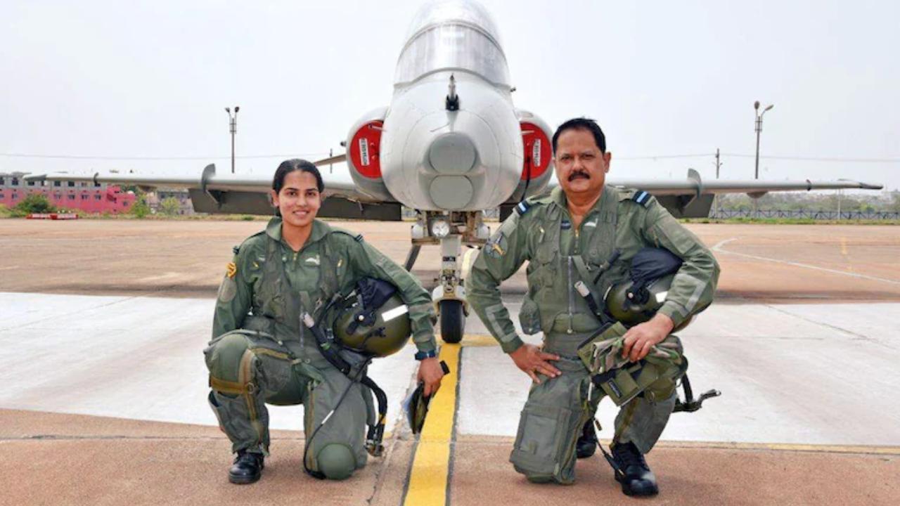 IAF Fighter Jets : హిస్టరీ క్రియేట్ చేసిన తండ్రీకూతురు.. ఇండియన్ ఎయిర్ ఫోర్స్లో ఇదే ఫస్ట్! IAF Fighter Jets : హిస్టరీ క్రియేట్ చేసిన తండ్రీకూతురు.. ఇండియన్ ఎయిర్ ఫోర్స్లో ఇదే ఫస్ట్!