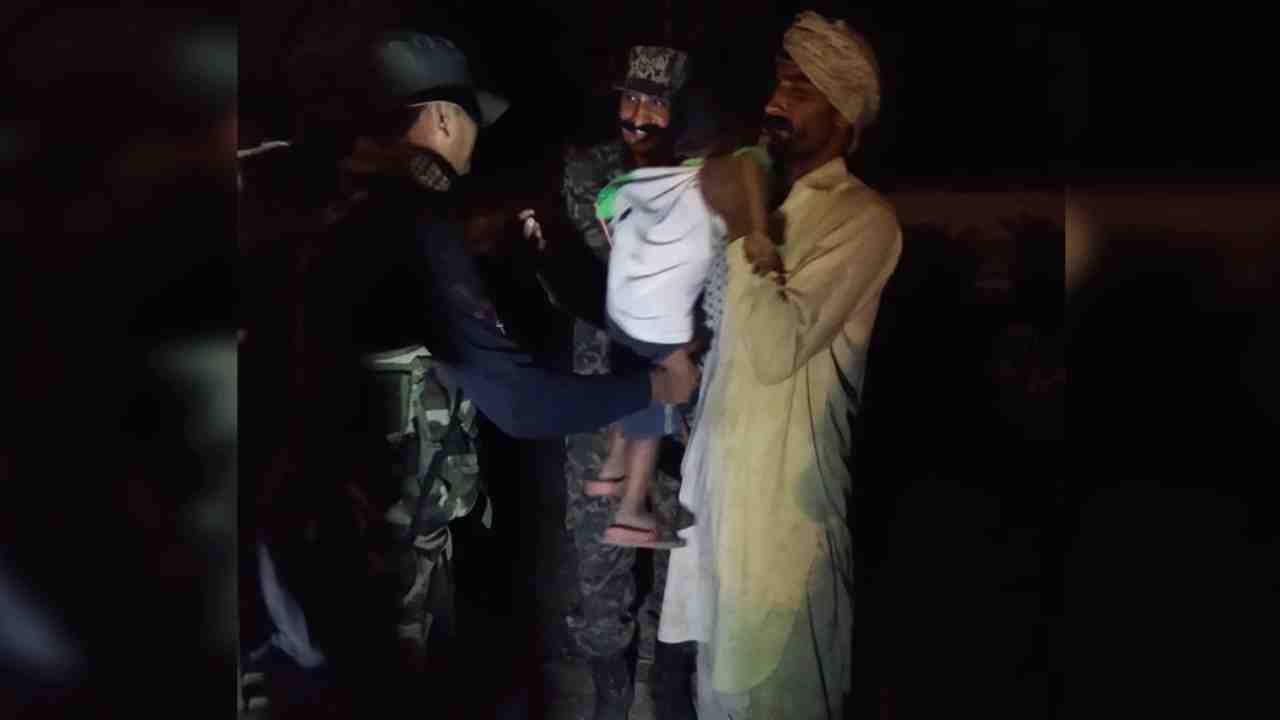 India border: సరిహద్దు దాటి భారత్లోకి వచ్చిన మూడేళ్ల పాకిస్థాన్ బాలుడు.. మానవత్వాన్ని చాటుకున్న జవాన్లు.. India border: సరిహద్దు దాటి భారత్లోకి వచ్చిన మూడేళ్ల పాకిస్థాన్ బాలుడు.. మానవత్వాన్ని చాటుకున్న జవాన్లు..