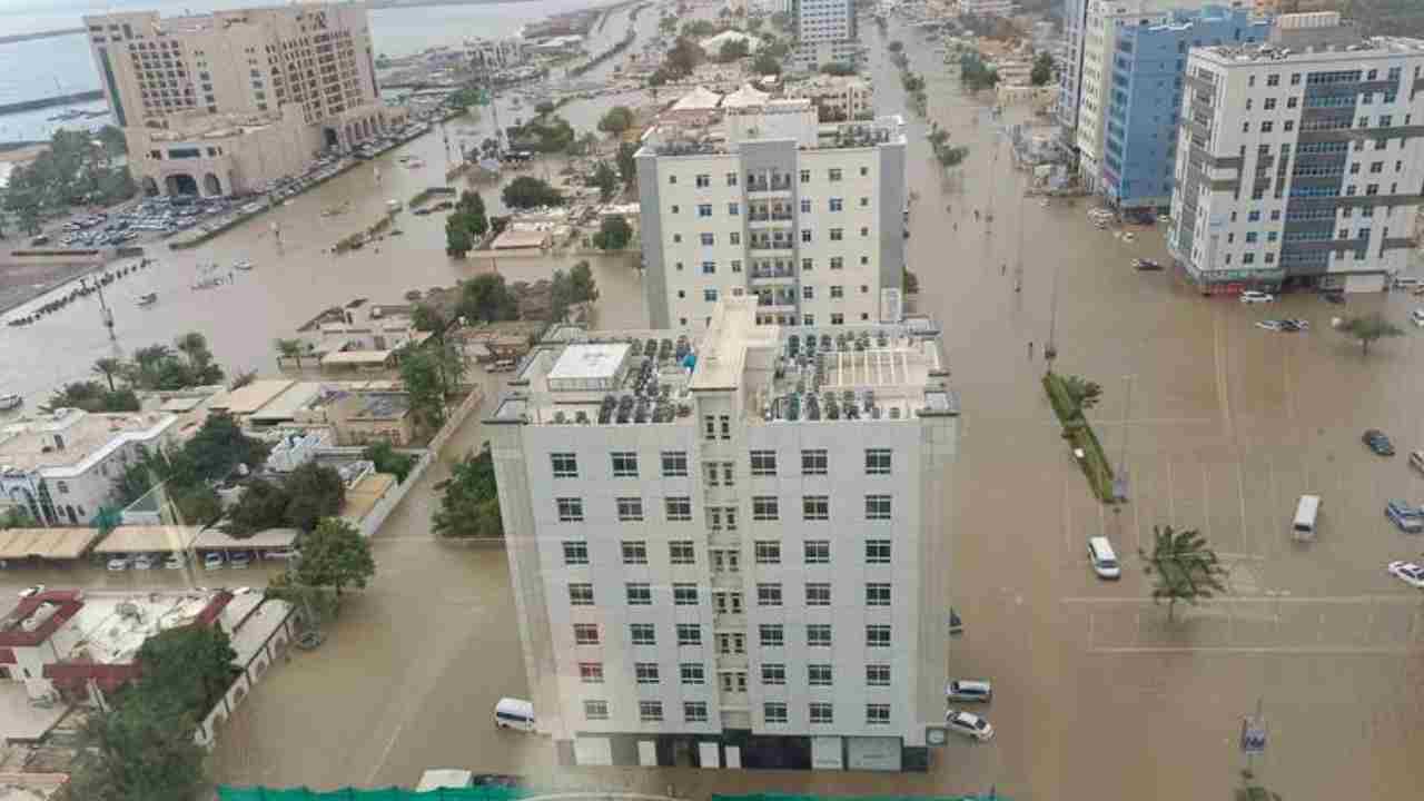 UAE Flooded: యూఏఈలో భారీగా వరదలు.. గుంతల్లో కూరుకుపోయిన కార్లు.. వీడియో వైరల్ UAE Flooded: యూఏఈలో భారీగా వరదలు.. గుంతల్లో కూరుకుపోయిన కార్లు.. వీడియో వైరల్