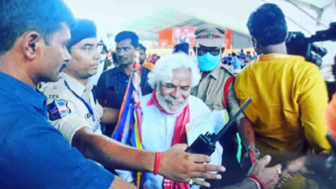 Hyderabad: ‘విజయ సంకల్ప’ సభకు హాజరైన గద్దర్.. బీజేపీ తీర్థంపుచ్చుకోనున్న విశ్వేశ్వరరెడ్డి Hyderabad: ‘విజయ సంకల్ప’ సభకు హాజరైన గద్దర్.. బీజేపీ తీర్థంపుచ్చుకోనున్న విశ్వేశ్వరరెడ్డి
