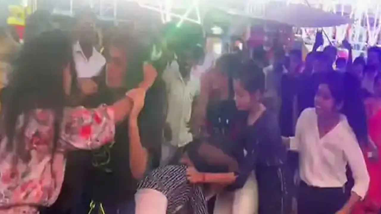 Girls Fight : ఇదేందయ్యా ఇది.. వీళ్లసలు అమ్మాయిలేనా? జట్లు పట్టుకుని పొట్టు పొట్టు కొట్టుకున్నారు.. వీడియో వైరల్ Girls Fight : ఇదేందయ్యా ఇది.. వీళ్లసలు అమ్మాయిలేనా? జట్లు పట్టుకుని పొట్టు పొట్టు కొట్టుకున్నారు.. వీడియో వైరల్