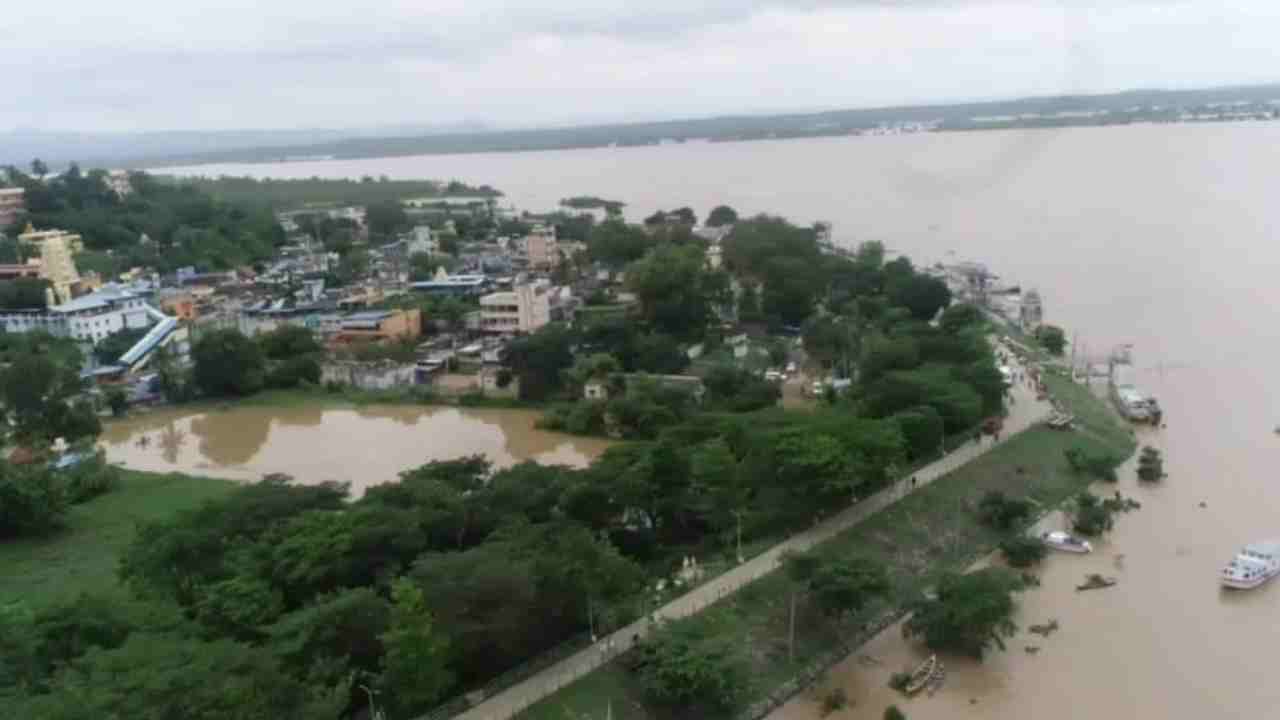 Godavari Flood: గోదావరి మహోగ్రరూపం.. 69అడుగులకు చేరిన నీటిమట్టం.. సీఎం కేసీఆర్ సమీక్ష.. Godavari Flood: గోదావరి మహోగ్రరూపం.. 69అడుగులకు చేరిన నీటిమట్టం.. సీఎం కేసీఆర్ సమీక్ష..