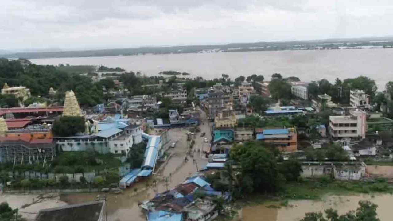 Godavari Floods: ఉగ్ర గోదావరి.. భద్రాద్రి వద్ద 67అడుగులకు చేరిన నీటిమట్టం.. ఏపీలోని లోతట్టు ప్రాంతాల్లో హైఅలర్ట్ Godavari Floods: ఉగ్ర గోదావరి.. భద్రాద్రి వద్ద 67అడుగులకు చేరిన నీటిమట్టం.. ఏపీలోని లోతట్టు ప్రాంతాల్లో హైఅలర్ట్