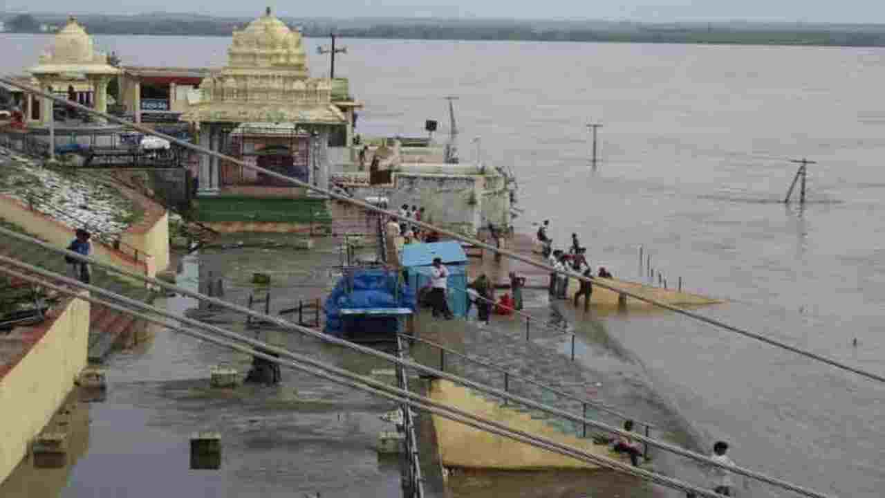 Godavari Flood: శాంతించిన గోదావరి.. భద్రాద్రి వద్ద 64అడుగులకు చేరిన నీటిమట్టం.. ముంపులోనే లోతట్టు ప్రాంతాలు Godavari Flood: శాంతించిన గోదావరి.. భద్రాద్రి వద్ద 64అడుగులకు చేరిన నీటిమట్టం.. ముంపులోనే లోతట్టు ప్రాంతాలు