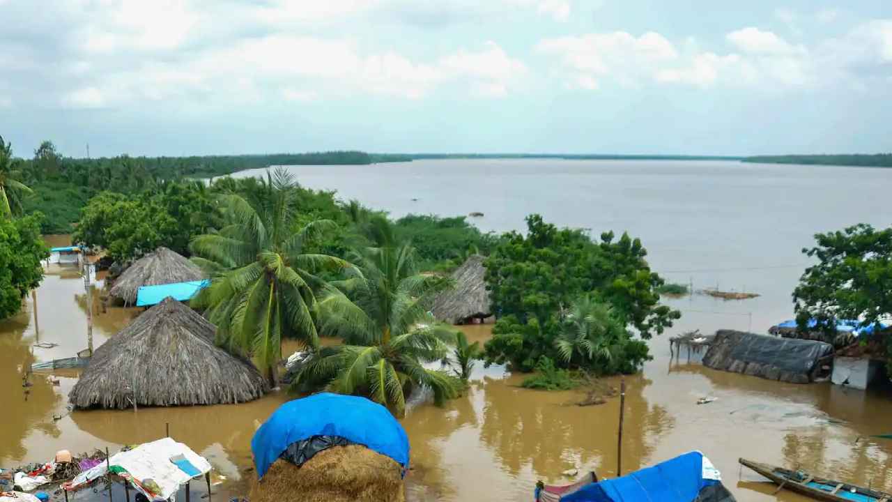 Godavari Floods : గోదావరి వరద ముంచెత్తినా తప్పిన ప్రాణ నష్టం.. ప్రజలను కాపాడిన ఆ అదృశ్య శక్తి ఏంటి? Godavari Floods : గోదావరి వరద ముంచెత్తినా తప్పిన ప్రాణ నష్టం.. ప్రజలను కాపాడిన ఆ అదృశ్య శక్తి ఏంటి?