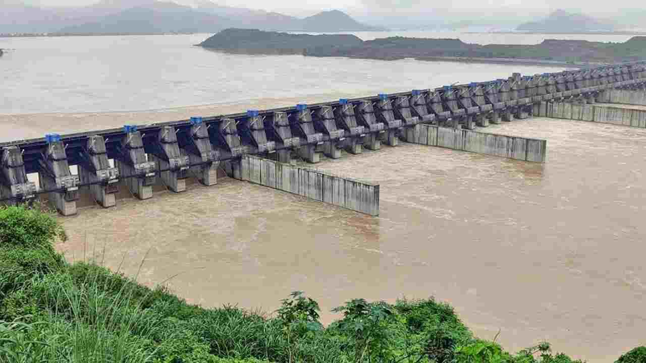 Godavari Floods: పోలవరం వద్ద ప్రమాదకర స్థాయిలో గోదావరి ప్రవాహం.. ధవళేశ్వరం వద్ద.. Godavari Floods: పోలవరం వద్ద ప్రమాదకర స్థాయిలో గోదావరి ప్రవాహం.. ధవళేశ్వరం వద్ద..