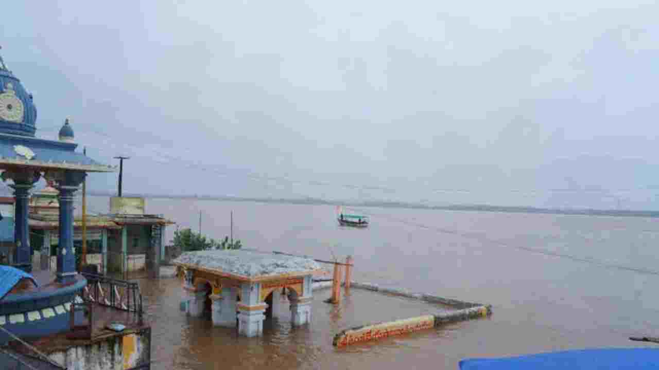 Godavari floods: భద్రాచలం వద్ద గోదావరి ఉగ్రరూపం.. గంట గంటకు పెరుగుతున్న వరద ఉధృతి Godavari floods: భద్రాచలం వద్ద గోదావరి ఉగ్రరూపం.. గంట గంటకు పెరుగుతున్న వరద ఉధృతి
