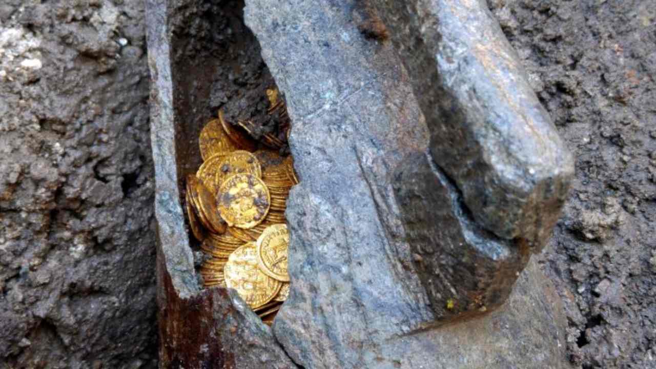 Gold Coins: బాత్రూమ్ కోసం గుంత తవ్వితే దొరికిన బంగారు నాణేలు Gold Coins: బాత్రూమ్ కోసం గుంత తవ్వితే దొరికిన బంగారు నాణేలు